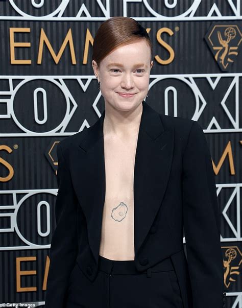 liv hewson sexy|Yellowjackets nonbinary star Liv Hewson goes shirtless under。